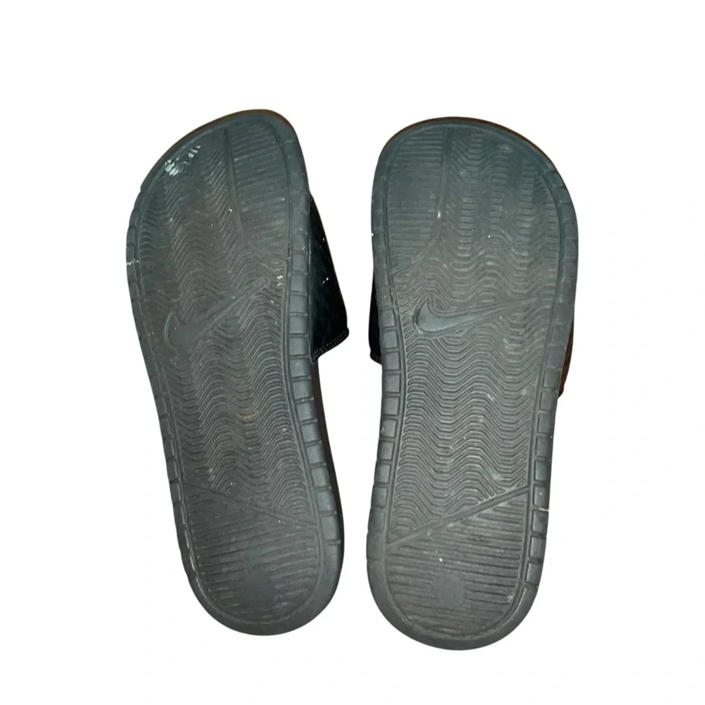 Nike Black/white Sandal slides size 9
